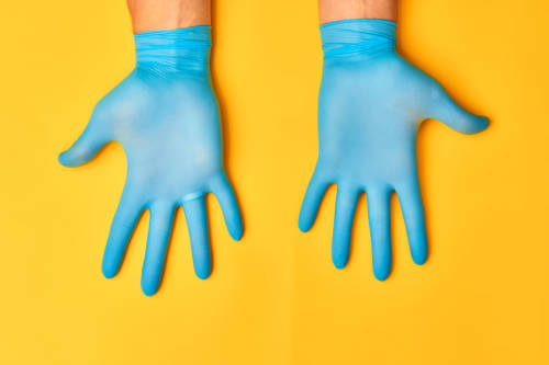 Los guantes desechables son menos seguros de lo que se cree