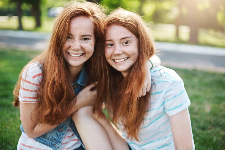 Dos mujeres pelirrojas