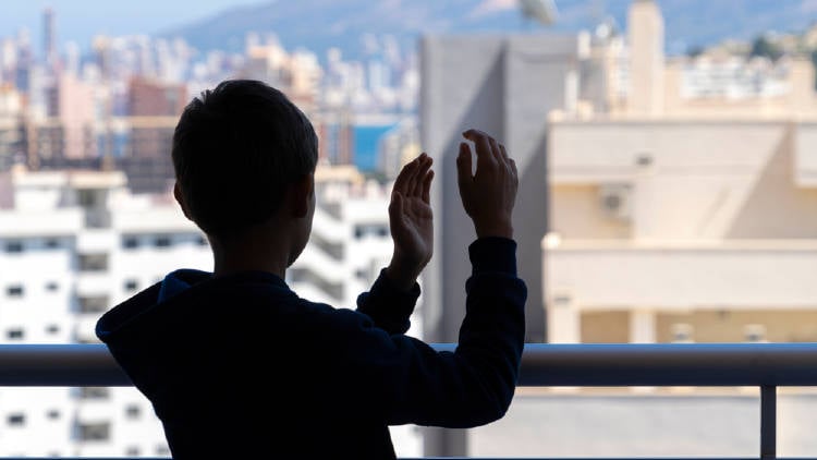 niño aplausos medico niño aplausos medico