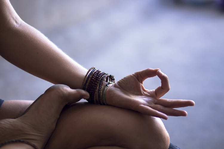 Mujer meditando