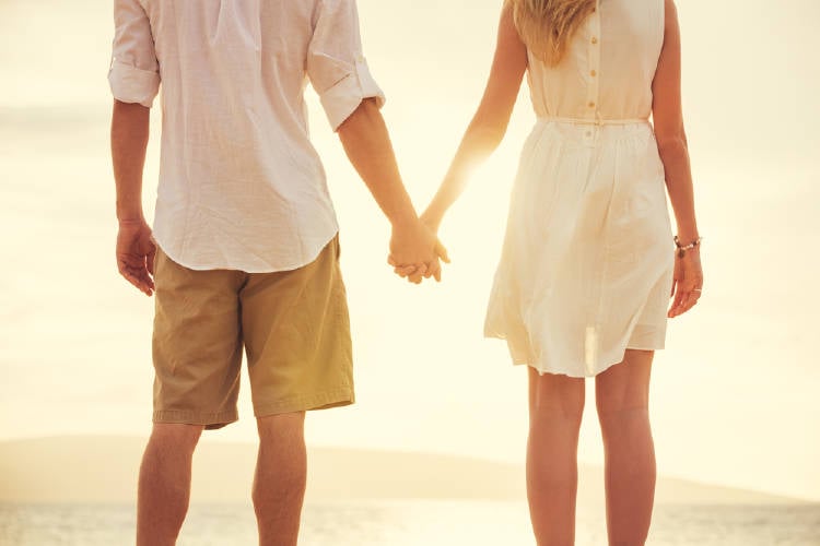 Una pareja en la playa