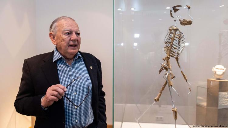 65915594_906 65915594_906