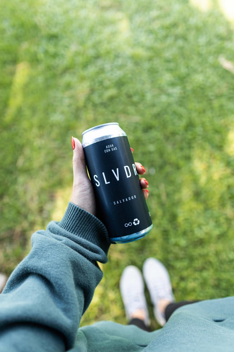 agua con gas agua lata