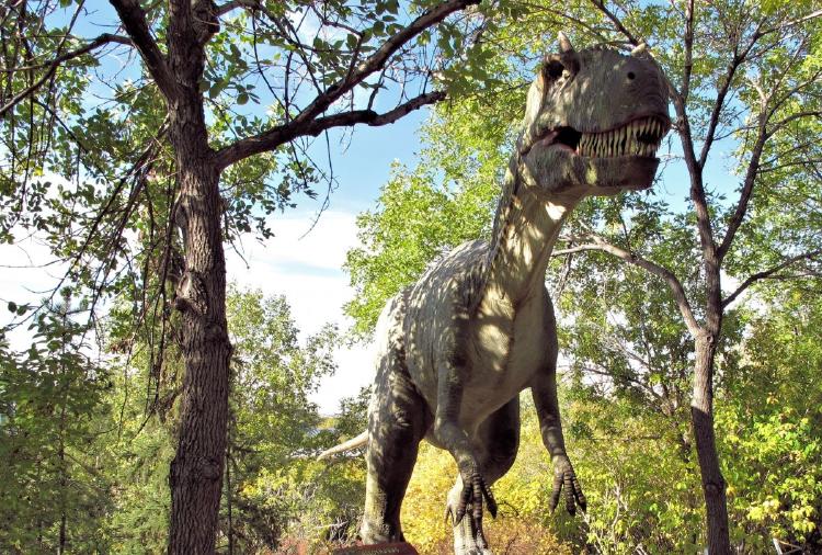 nueva teoría de meteorito que mató a los dinosaurios dinosaurio caminando
