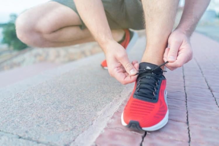 zapatillas running Correr requiere más que motivación: el equipo adecuado es fundamental para mejorar el rendimiento, prevenir lesiones y disfrutar la actividad.