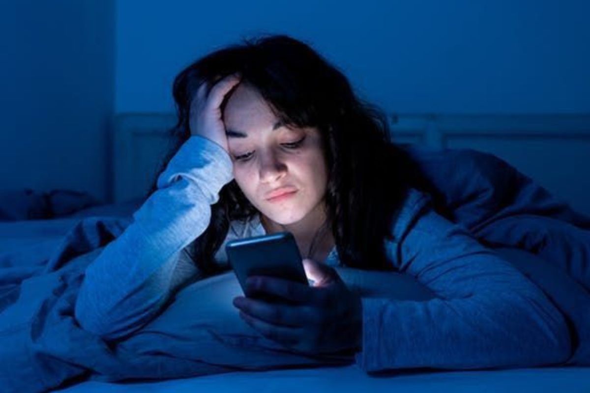 Insomnio y los celulares (Créditos: Pinterest) Insomnio y los celulares (Créditos: Pinterest)