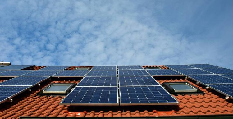 Paneles solares en el techo de una casa