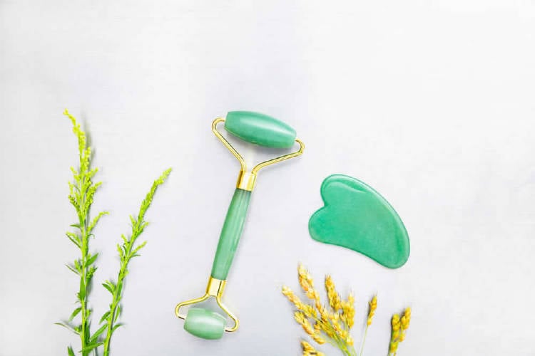 rodillo de jade y gua sha para realizar masajes faciales