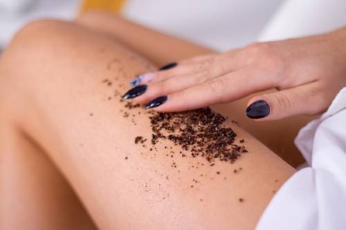 exfoliacion cafe Una mujer exfolia su piel con café