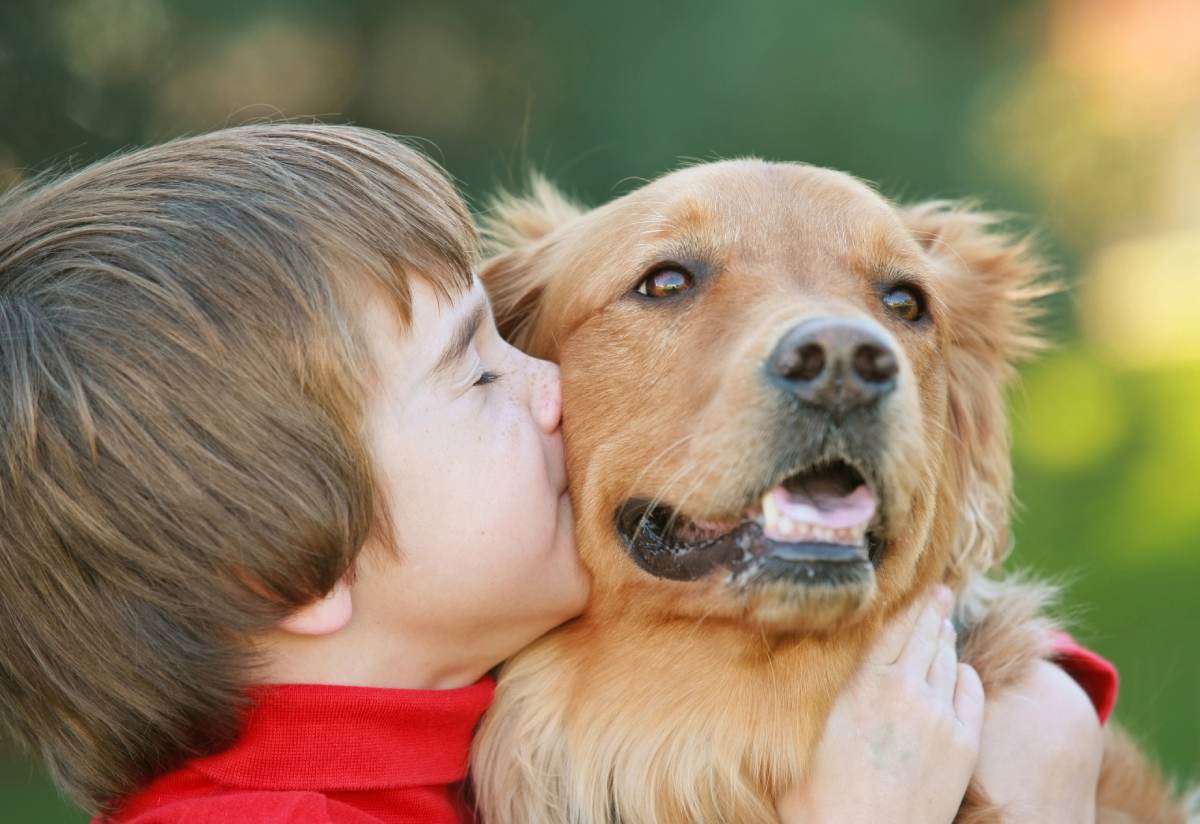 Niño con mascota Niño con mascota