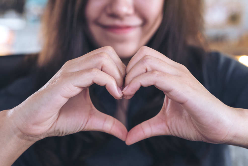 mujer manos corazon mujer manos corazon