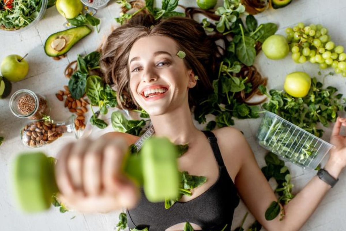 Joven con alimentos Desde el año 1994, el 1 de noviembre se celebra en todo el mundo el Día Mundial del Veganismo (Foto: Pinterest)