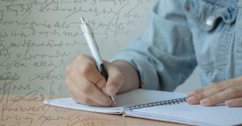Las personas que tienen letra fea son más inteligentes, según un estudio