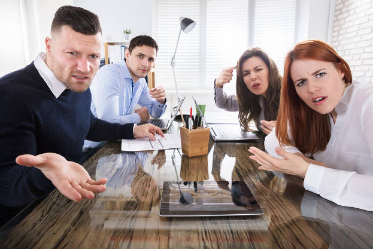 personas queja Un grupo de personas quejándose