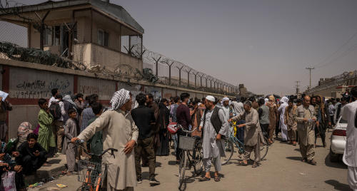Talibanes prohibieron a los afganos ir al aeropuerto de Kabul para huir del país