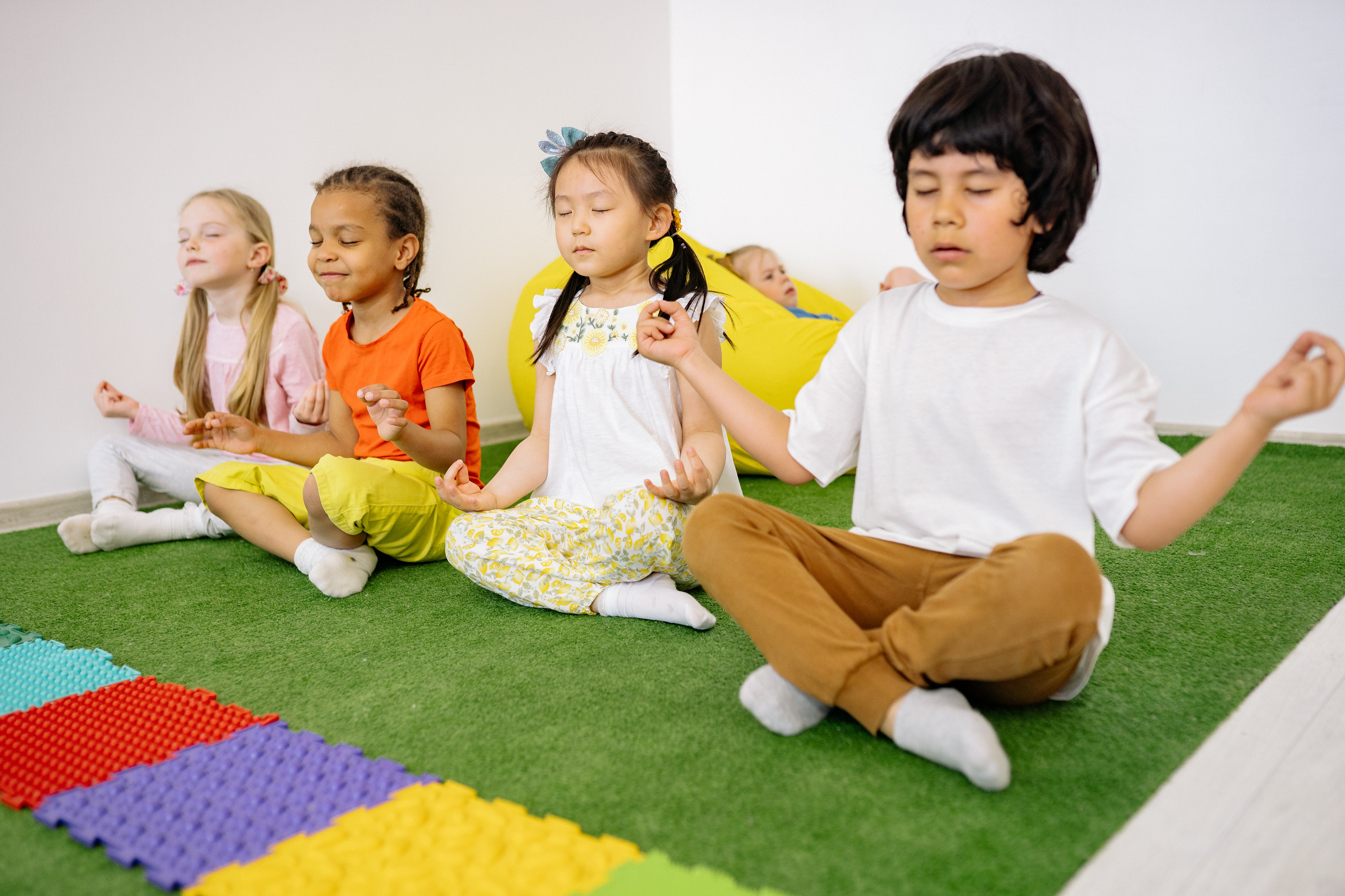 Foto de Yan Krukov en Pexels Niños practicando meditación