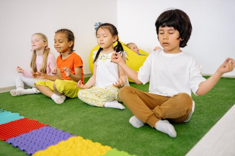 Niños practicando meditación