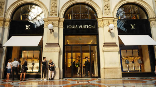 Louis Vuitton deja de producir perfume y se dedica a hacer antibacterial