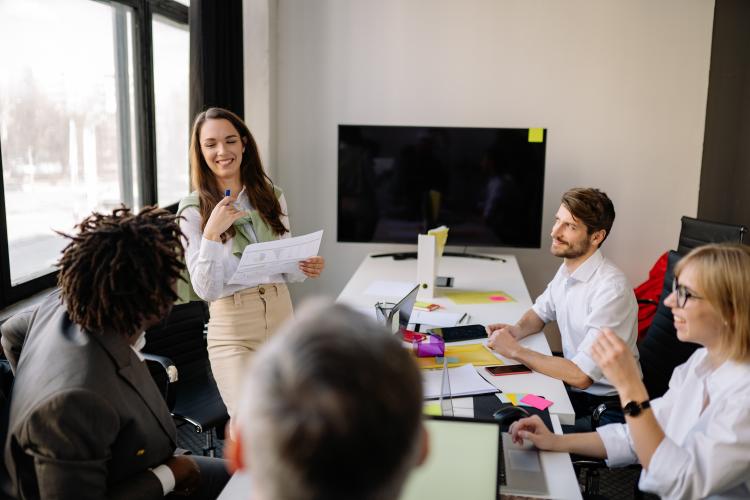 Reunión de empleados en una oficina