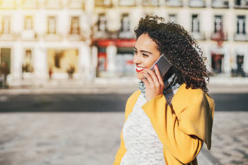 mujer habla telefono Mujer habla por teléfono
