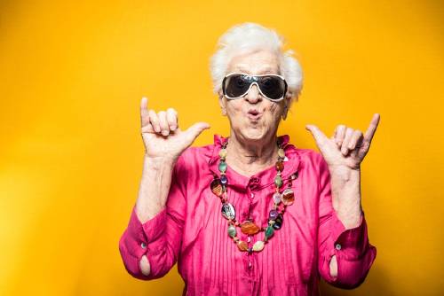 mujer tercera edad feliz cool mujer de tercera edad con lentes oscuros feliz