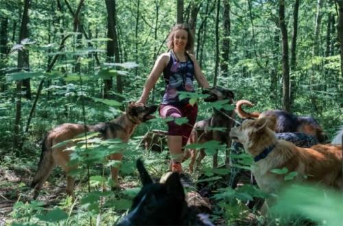 MUJER RUSA PERROS