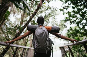 Foto de RF._.studio en Pexels Mujer caminando por el bosque