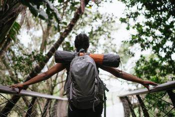 Mujer caminando por el bosque