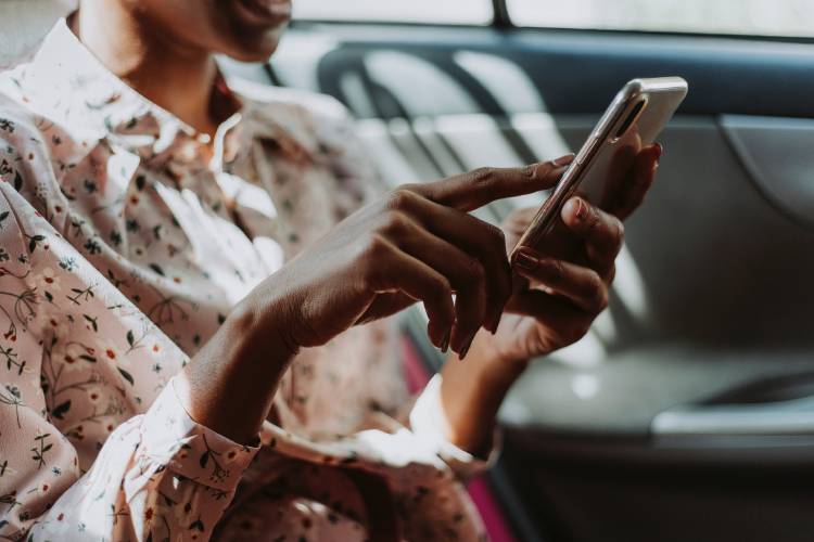 Una mujer usando su celular