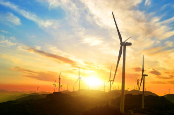 Imagen de molinos de viento en un atardecer