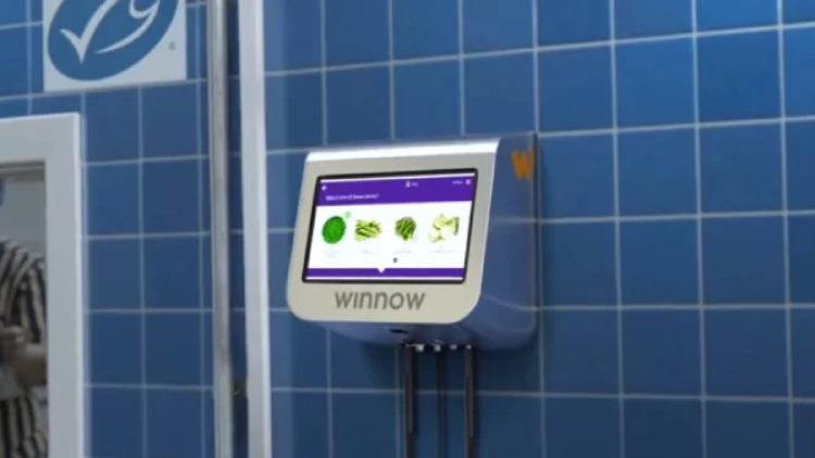 winnow Winnow AI cuenta con una cámara, una báscula y un chip de inteligencia artificial que captura imágenes de los residuos alimentarios e identifica los tipos y las cantidades.