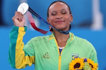 Rebeca Andrade en Tokio 2020 con las flores de la ceremonia de premiacion