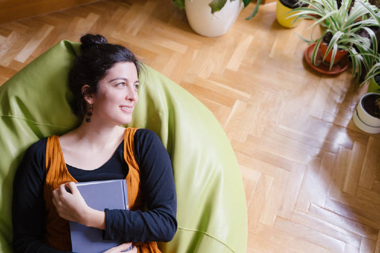 mujer piensa sonrie mujer piensa sonrie