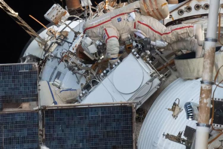 satelite Oleg Artemyev, trabaja en la instalación del experimento de rastreo de animales Ícaro en el módulo de servicio Zvezda. (NASA/Dominio Público)