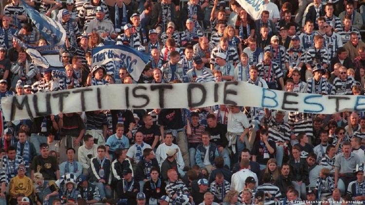 Mami es la mejor \"Mami es la mejor\", se puede leer en el letrero. Saludos de los hinchas de fútbol en el Día de la Madre.
