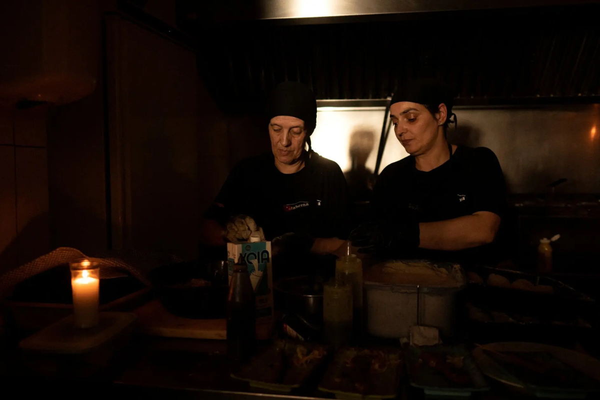 Los trabajadores de La Taberna, un restaurante de la ciudad meridional de Ronda, España. trabajaron a la luz de las velas durante el apagón masivo que afectó el lunes a toda la península ibérica. Jorge Guerrero/Agence France Presse — Getty Images