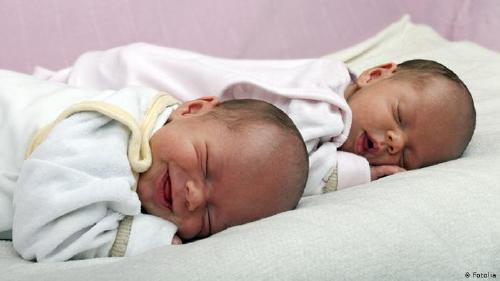 El extraño caso de mellizos de distinto padre que asombra a los científicos en Colombia