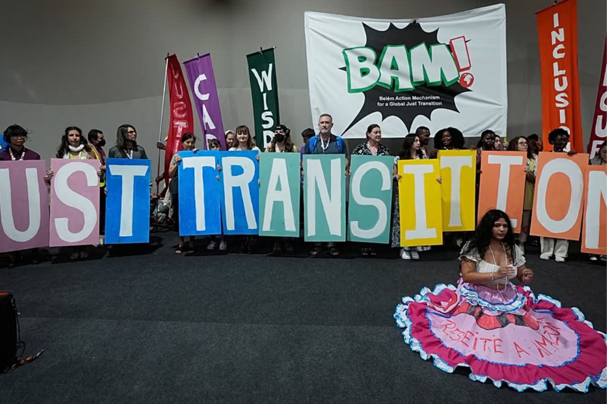 Manifestantes sostienen un cartel que dice \"transición justa\" y protestan por una transición que se aleje de los combustibles fósiles en la COP30, el 11 de noviembre de 2025 AP Photo/Fernando Llano