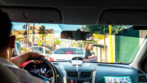 Una pasajera hizo algo muy especial por su conductor de taxi