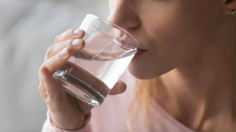 Una mujer bebe agua