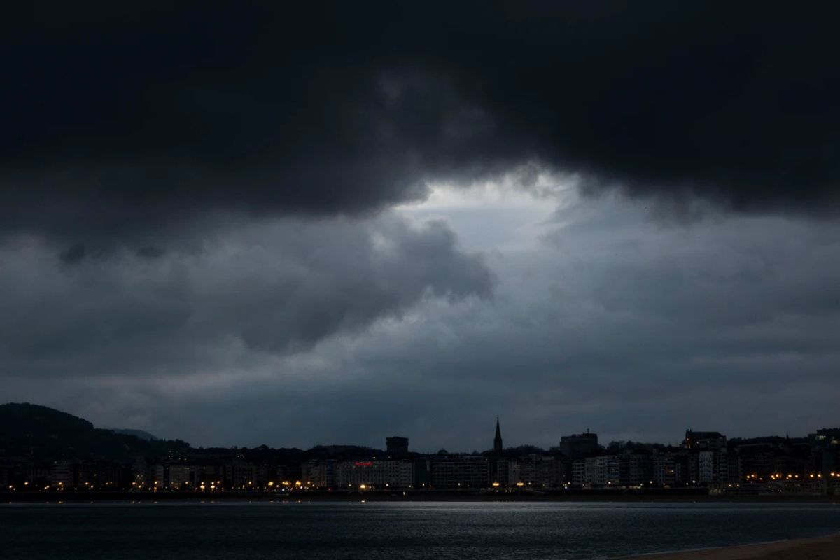 Vista del amanecer este lunes en San Sebastián. (Agencia EFE)