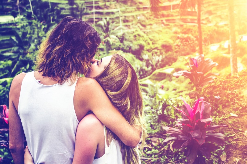 Una pareja abrazada en un ambiente con plantas