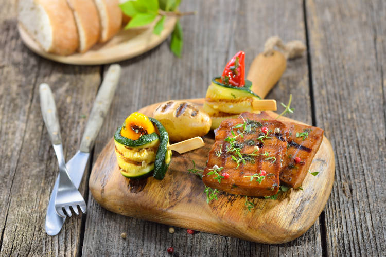 Seitan grillado acompañado de vegetales