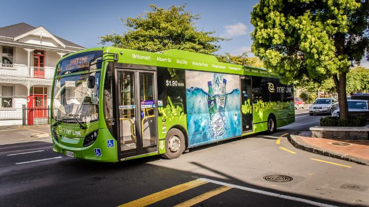 Paradas de autobús con paneles solares y techo verde