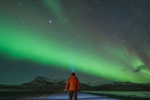 aurora boreal Un hombre observando las auroras boreales. (Imagen representativa: Getty Images | Sarawut)
