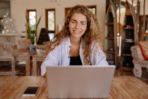 Mujer trabajando con su ordenador