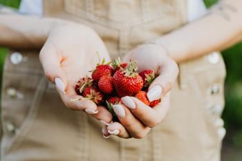 Mujer sosteniendo frutillas