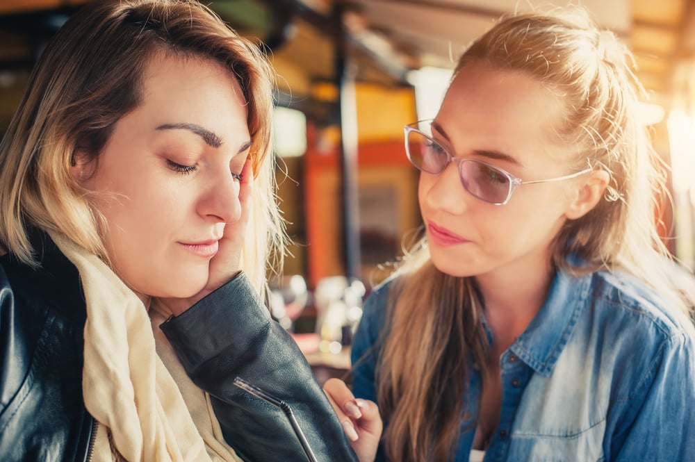 Dos amigas en un restaurante