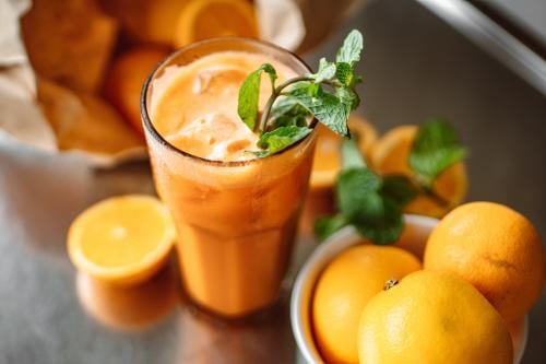 Jugo de naranja natural en un vaso
