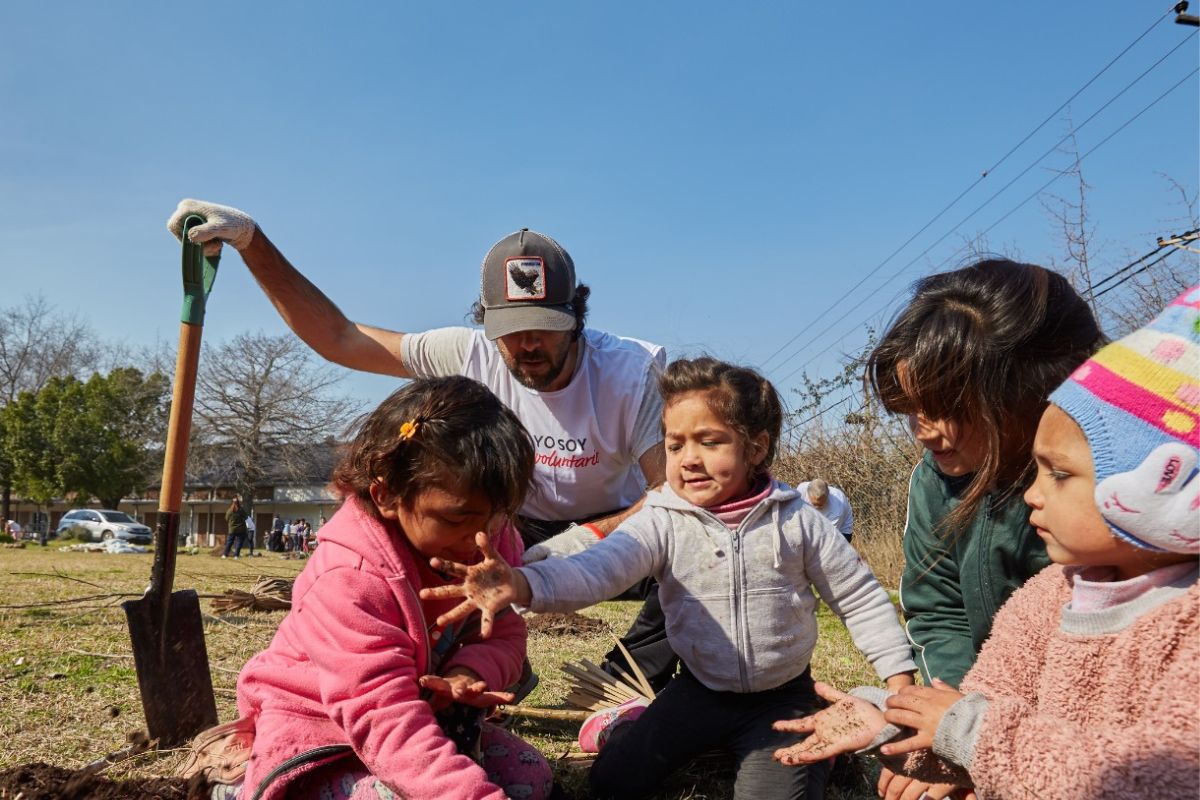Participar es simple y necesario: tu donación se convierte en alimento para una infancia más sana, mientras apoyás la educación ambiental y fomentás la conciencia ecológica en las nuevas generaciones.